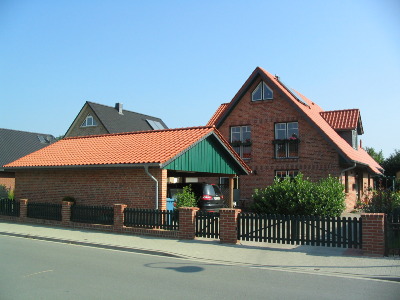 Neubau Einfamilienhaus mit Nebengebäude und Carport